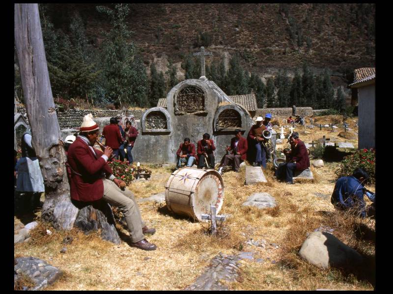 en-el-cementerio-paucartambo-cusco-by-chambi.jpg Teo Allain Chambi